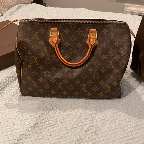 Louis Vuitton Handbags - Louis Vuitton Speedy 35 in excellent condition!